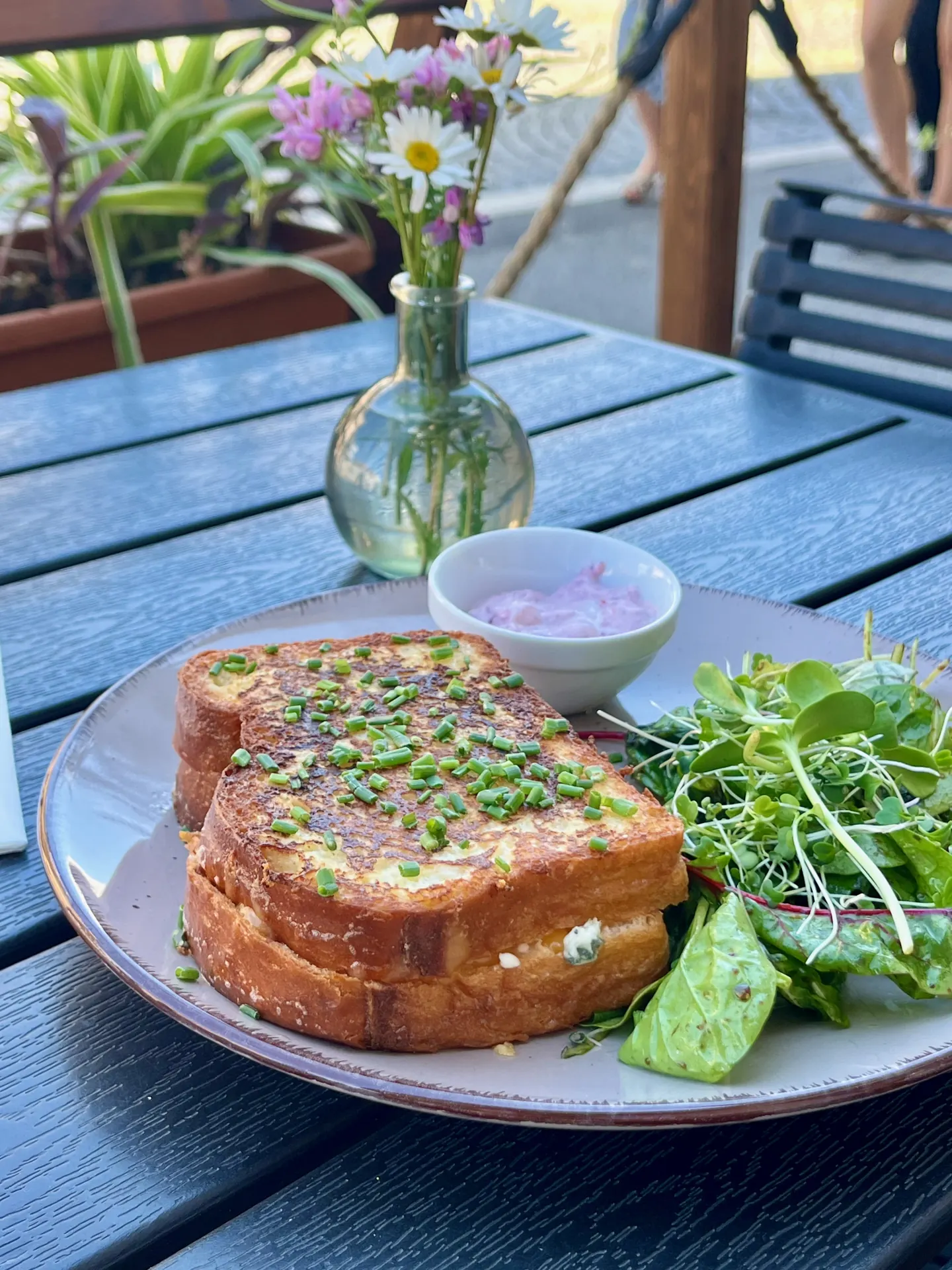 Sýrový French toast s pažitkou a míchaným salátem na terase