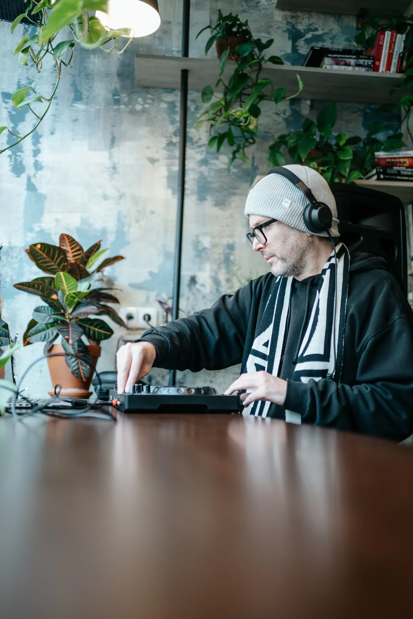 DJ hraje v kavárně během hudebního večera
