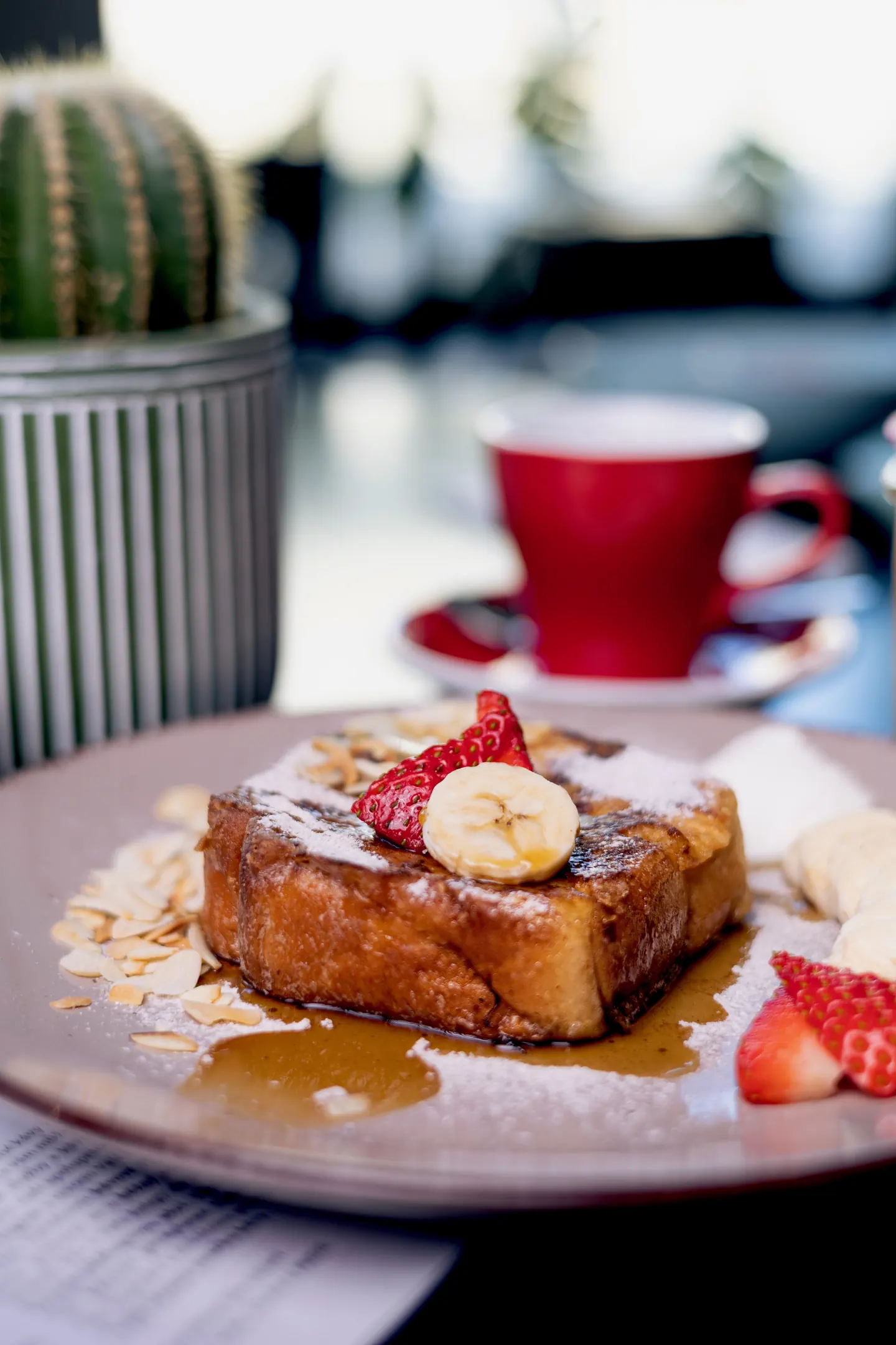 Sladký French toast s ovocem a mandlemi