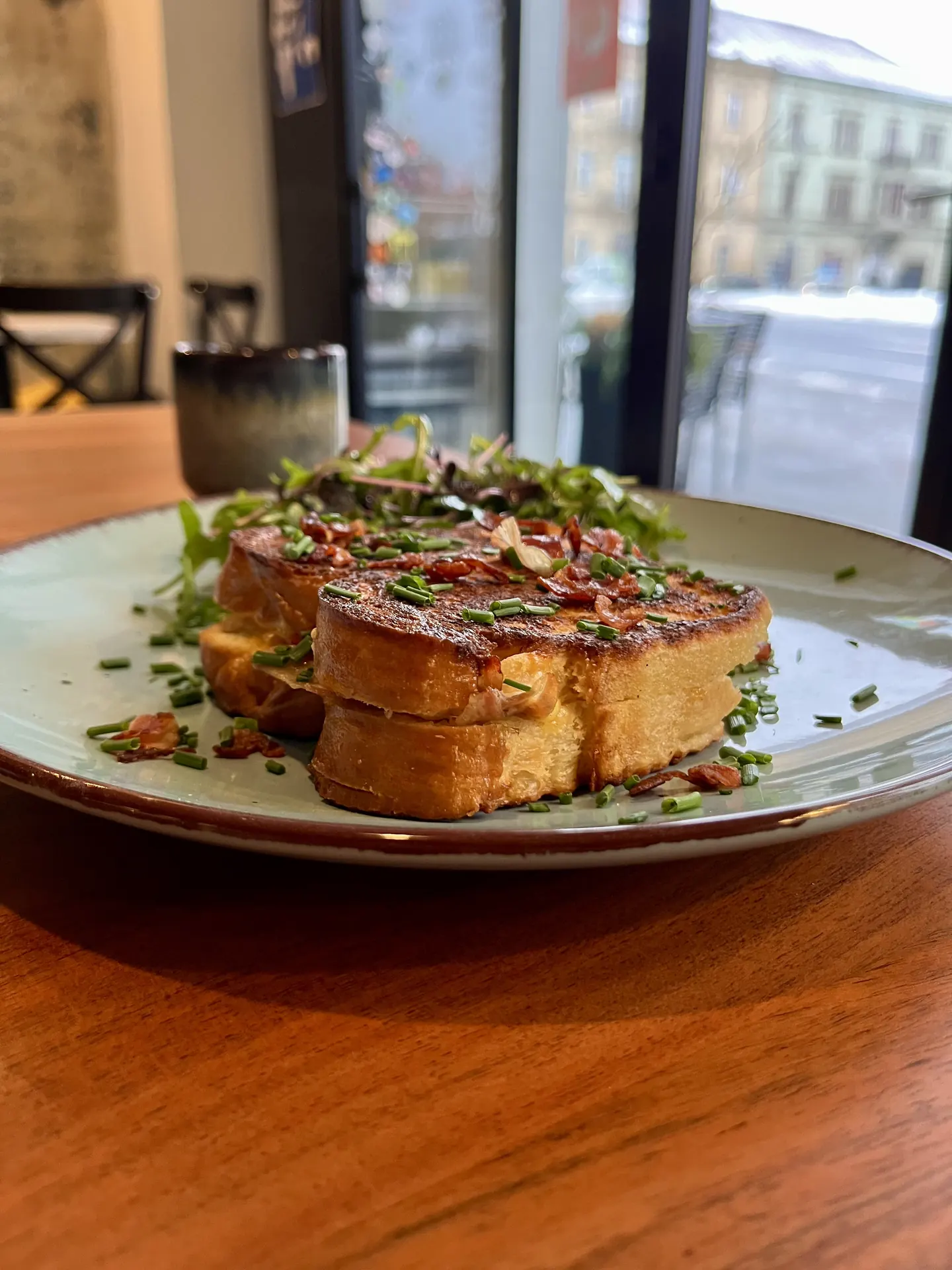 French toast se slaninovým chipsem a pažitkou, vedle míchaný salát
